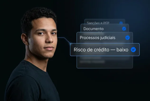 Homem no terço esquerdo do quadro e, à direita, uma pilha de cartões de verificação em profundidade com Risco de crédito baixo à frente